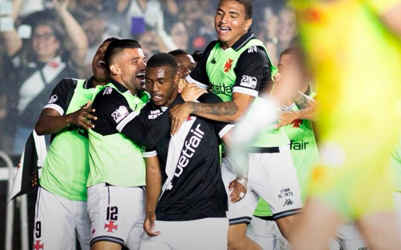 Imagem da noticia Vasco goleia o Internacional em jogo marcado por temporal e paralisação