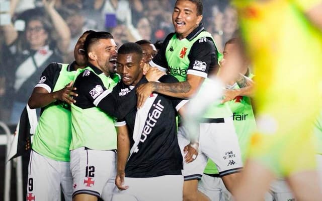 Vasco goleia o Internacional em jogo marcado por temporal e paralisação Vasco goleia o Internacional em jogo marcado por temporal e paralisação