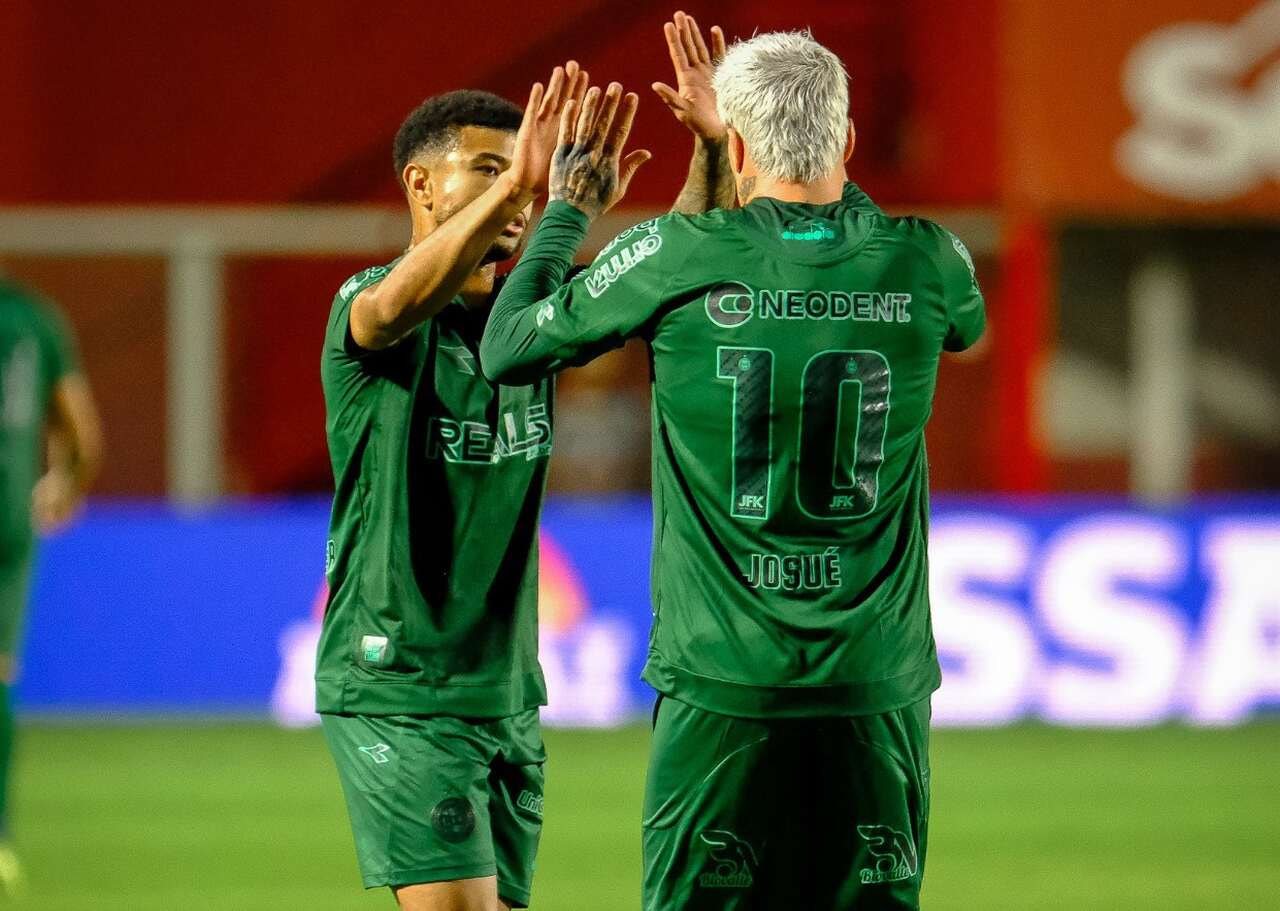 Imagem da noticia Com um a menos, Coritiba vence o Vila Nova e assume a liderança da Série B