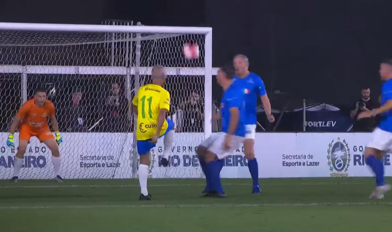 Imagem da noticia Romário detona arbitragem brasileira e revela projeto no Senado