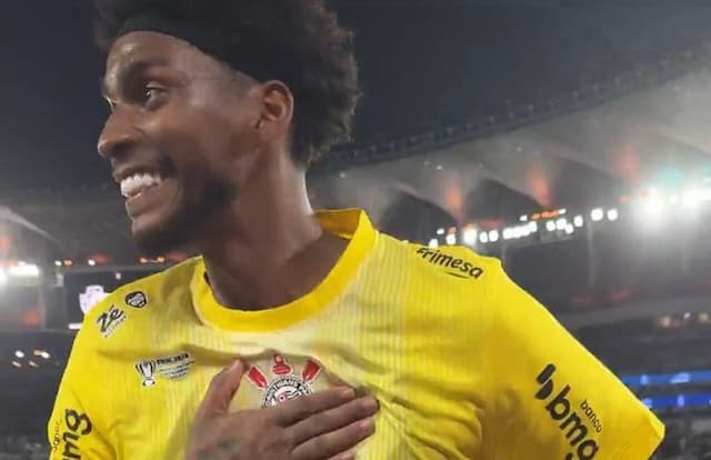 Hugo Souza destaca superação com o título: "Todo mundo desacreditou" Hugo Souza destaca superação com o título: "Todo mundo desacreditou"