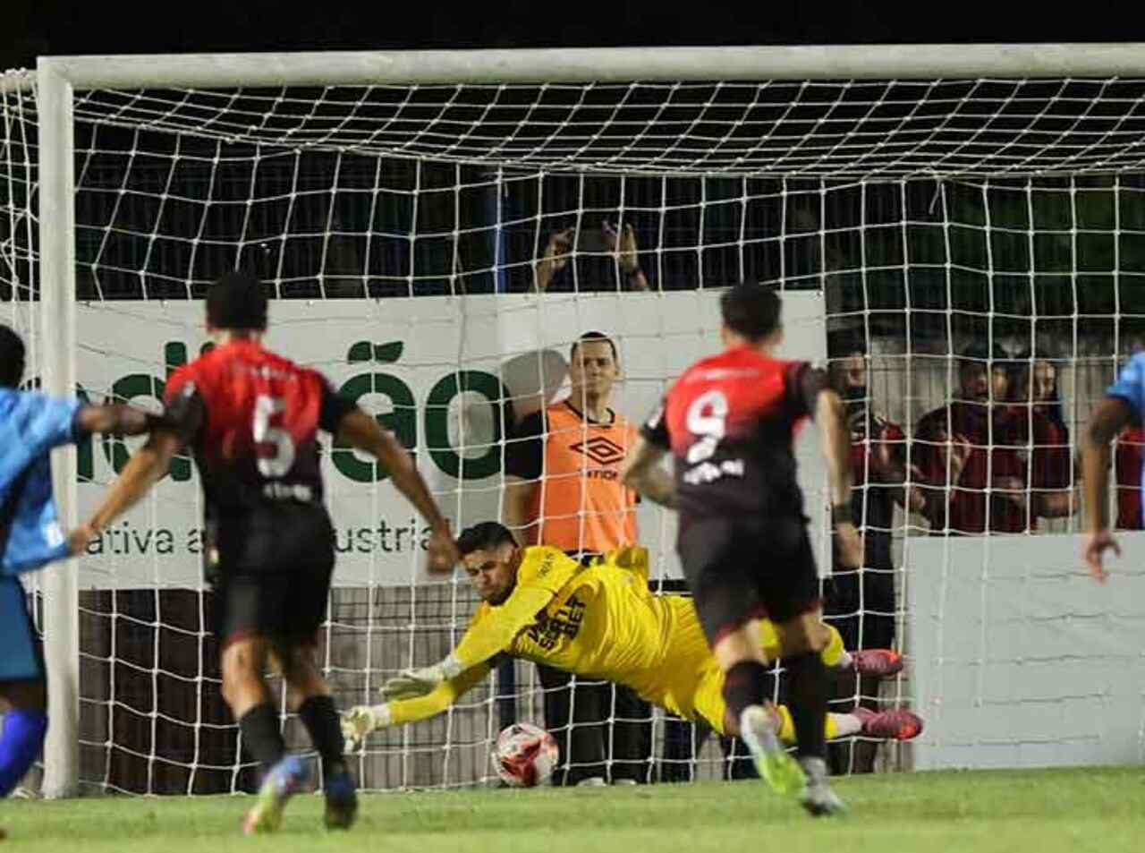 Imagem da noticia Athletico sofre virada do Azuriz, que garante vaga nas quartas do Paranaense