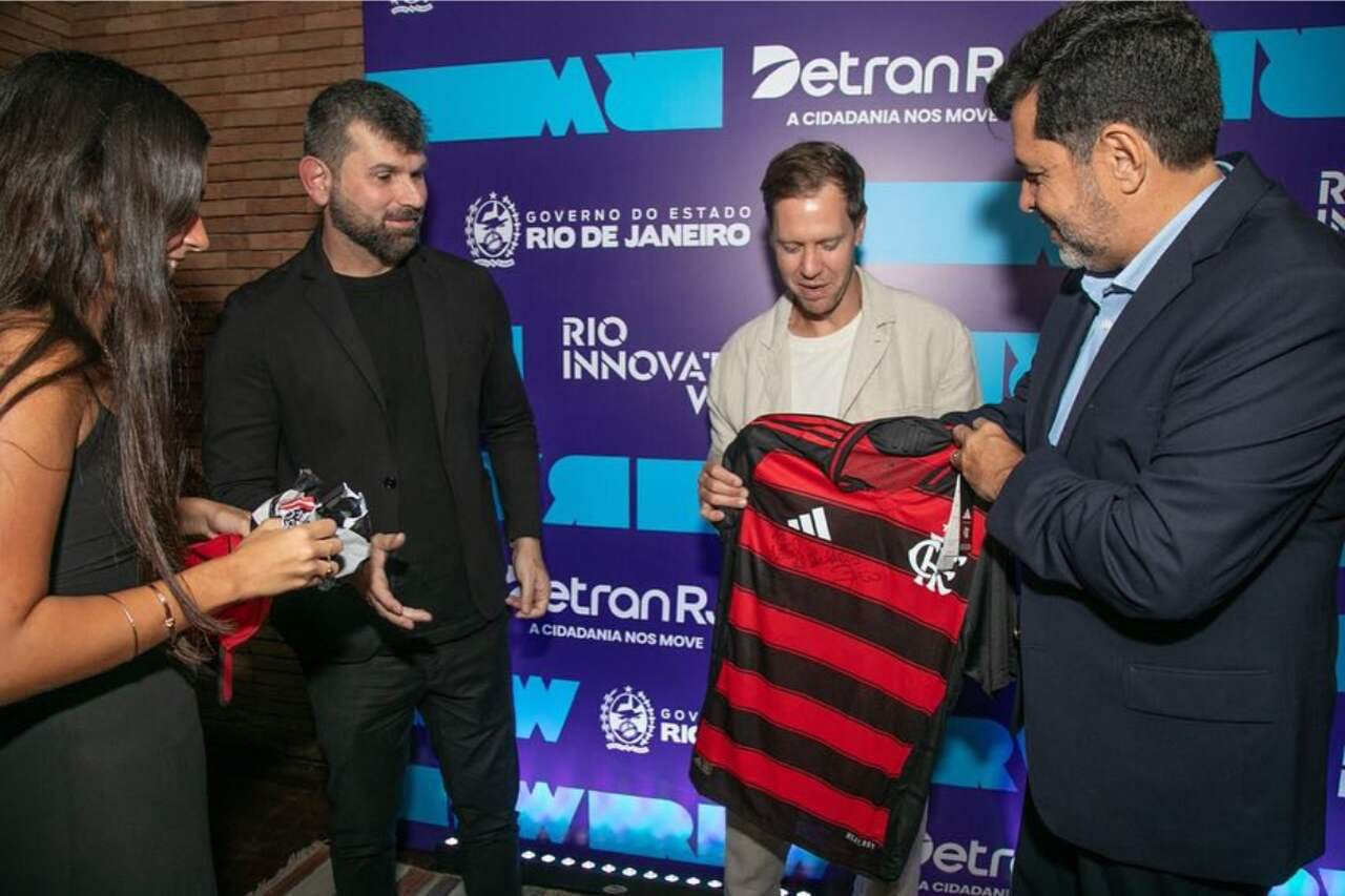 Imagem da noticia Tetracampeão de F1, Vettel posa de Flamengo em chegada ao Rio Innovation Week