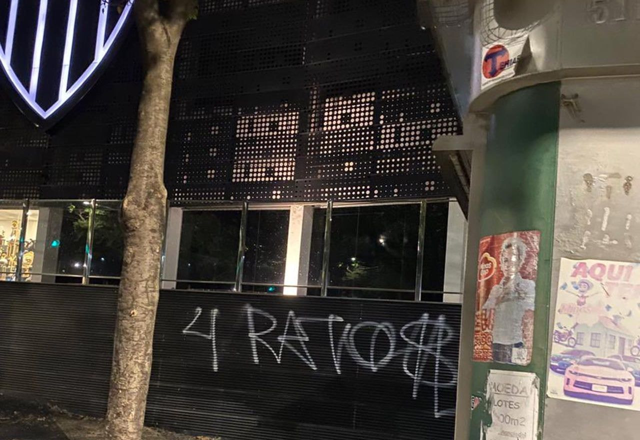 Imagem da noticia Sede do Atlético-MG amanhece pichada após derrota na final da Libertadores