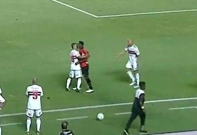 Imagem da noticia VÍDEO: Seedorf e Josué protagonizam momento de tensão em São Paulo x Milan