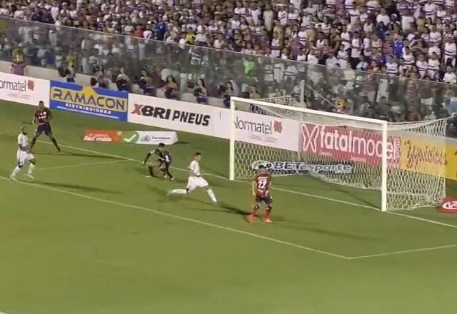Imagem da noticia Sem goleiro! Pikachu perde gol inacreditável em jogo do Cearense