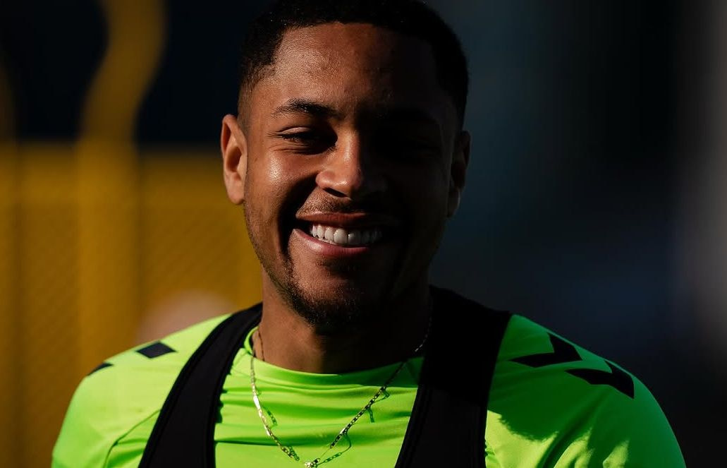 Imagem da noticia Técnico do Betis confirma acerto de Vitor Roque com o Palmeiras