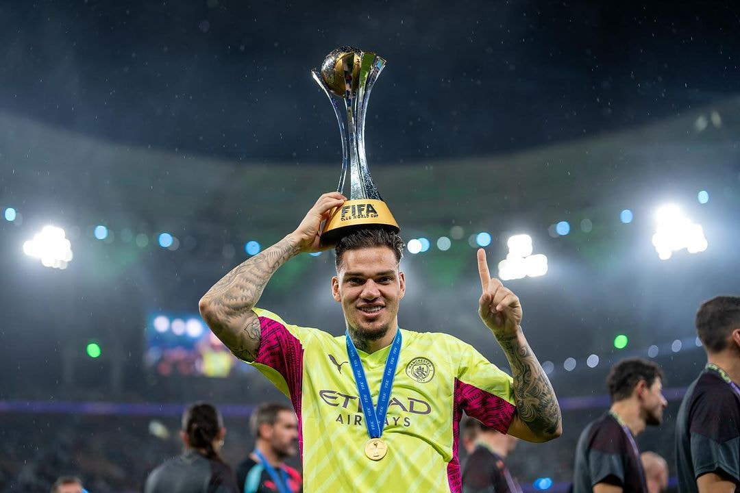Imagem da noticia Ederson ganha prêmio de melhor goleiro do mundo em 2023 da IFFHS