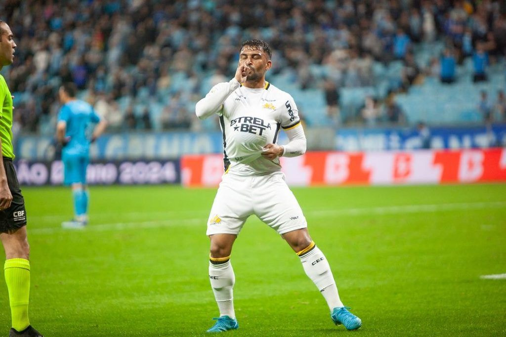 Imagem da noticia Em jogo atrasado, Criciúma supera Grêmio e volta a vencer no Brasileirão