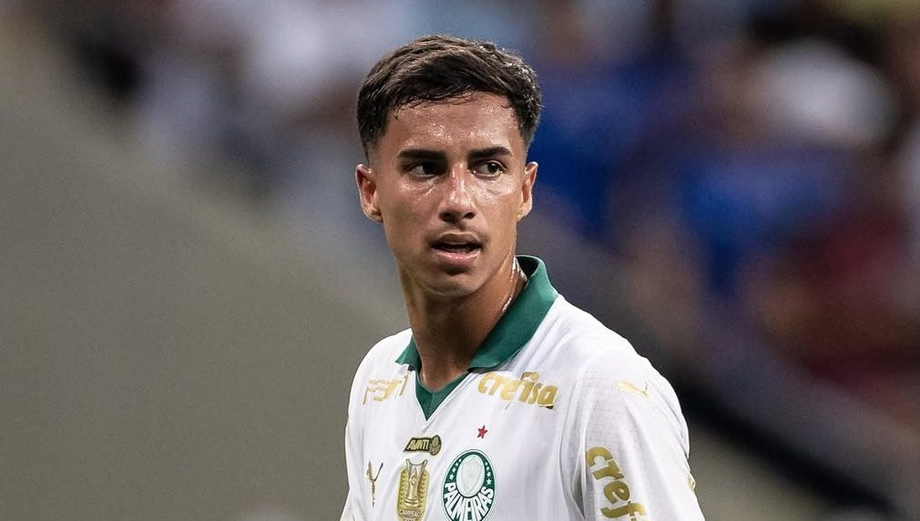Imagem da noticia Palmeiras aceita oferta do Manchester City por Vitor Reis