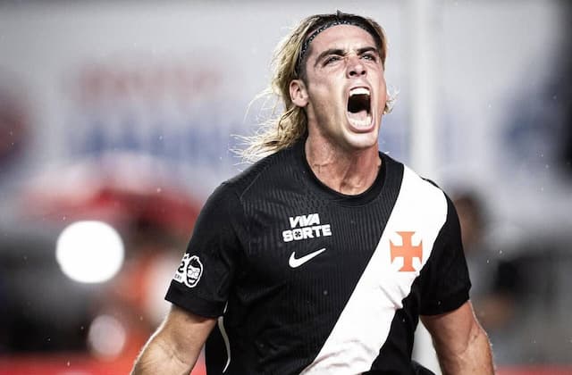 Spinelli celebra gols e destaca briga por titularidade no Vasco Spinelli celebra gols e destaca briga por titularidade no Vasco