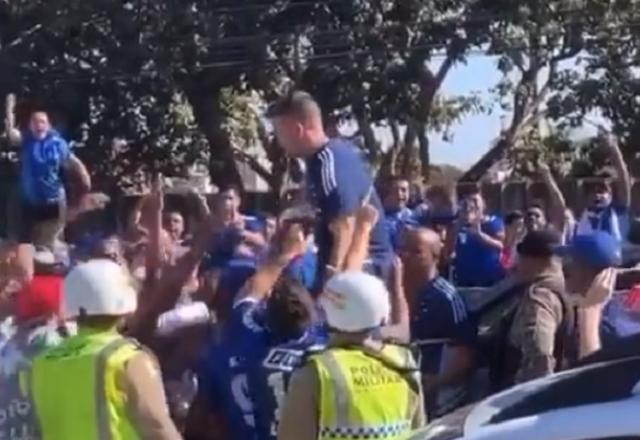 Imagem da noticia Jogadores do Cruzeiro fazem gesto viking com torcida, que carrega Pezzolano