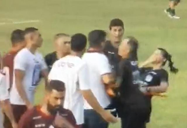 Imagem da noticia Integrantes do Arena SBT pedem prisão de técnico que agrediu bandeirinha