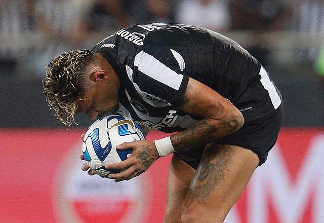 Imagem da noticia Tiquinho Soares lesiona o joelho e desfalcará o Botafogo por cinco semanas