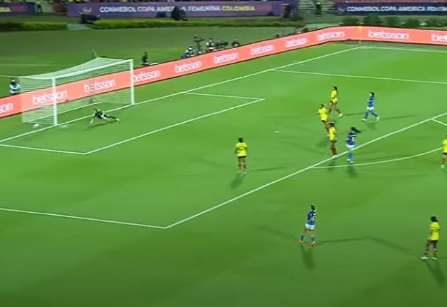 Imagem da noticia Tirou tinta! Adriana arrisca bomba de fora da área e quase abre o placar