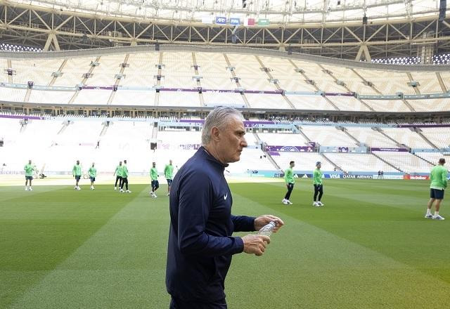Imagem da noticia Tite leva anotações e TV a treino, mas faz mistério sobre escalação