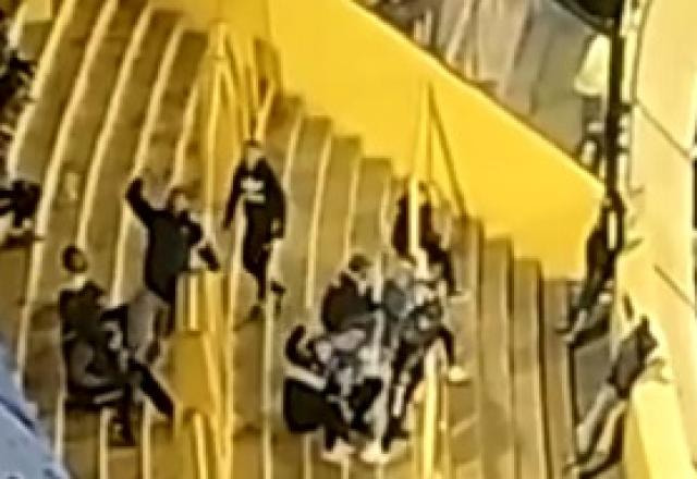 Imagem da noticia Torcedor do Boca imita macaco em direção a corintianos na Bombonera