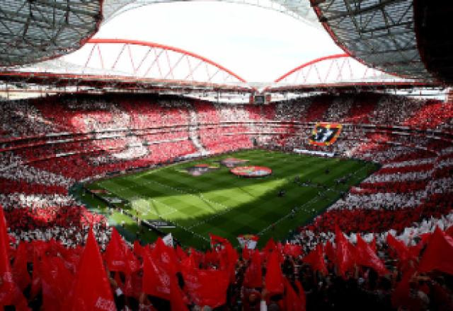 Imagem da noticia Torcedor é esfaqueado na arquibancada em jogo do Benfica