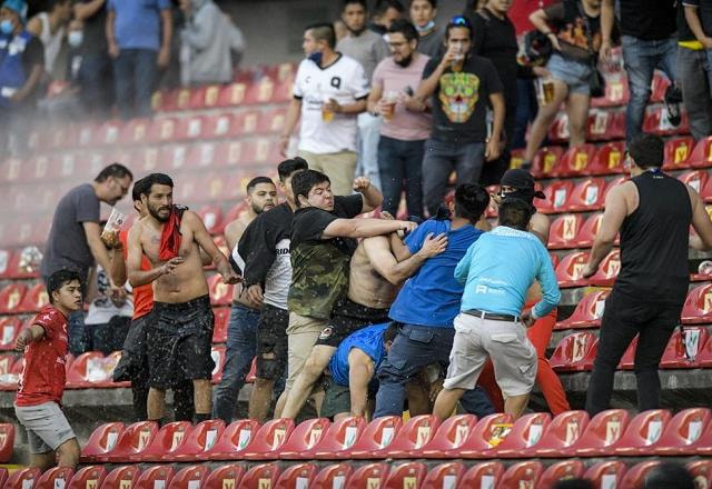 Imagem da noticia Jogadores do Querétaro são ameaçados de morte após confronto entre torcedores