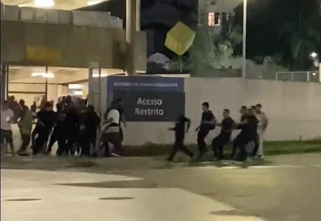 Imagem da noticia Torcedores do Corinthians aproveitam brecha e invadem Maracanã; veja