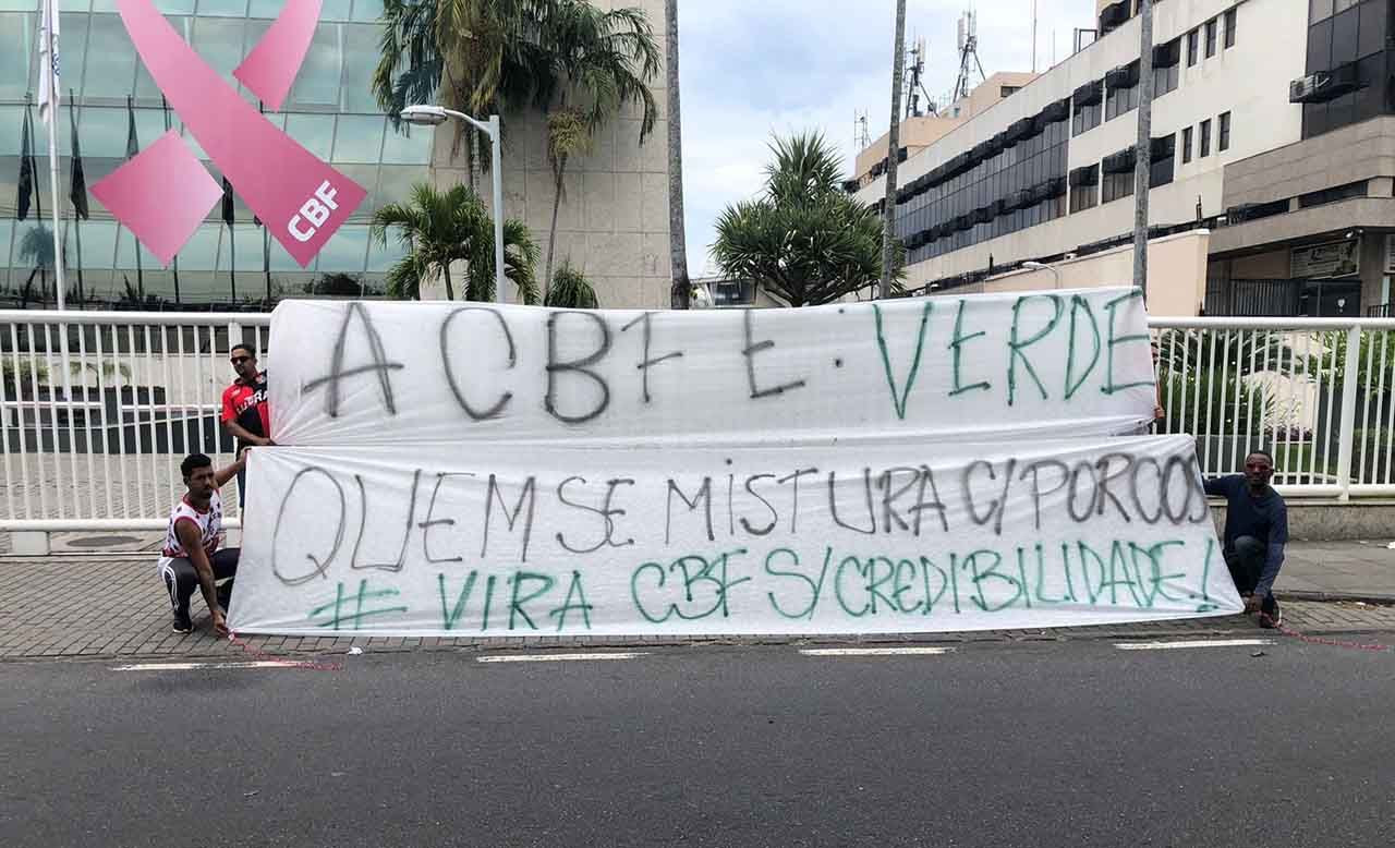 Imagem da noticia Torcedores do Flamengo protestam na CBF: "VARgonha"