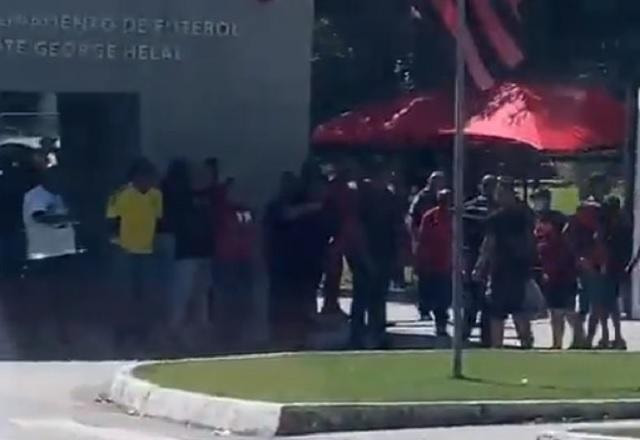 Imagem da noticia Torcedores do Flamengo protestam no Ninho do Urubu: "Time pipoqueiro"