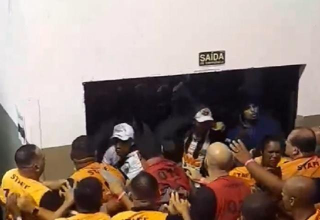 Imagem da noticia Torcedores do Santos invadem ginásio durante eleição para presidente