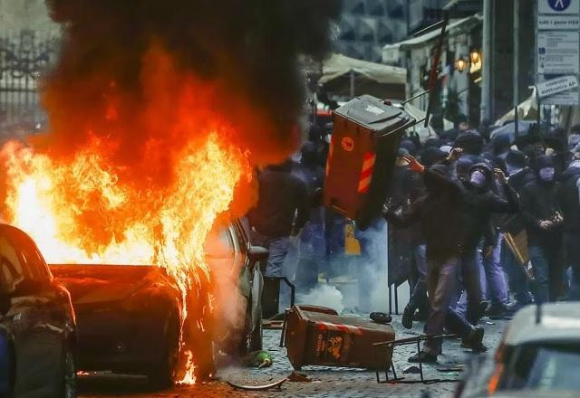 Imagem da noticia Torcedores entram em confronto com a polícia antes de Napoli x Frankfurt