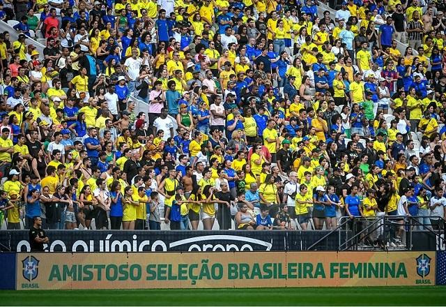 Imagem da noticia Torcedores são forçados a retirar camisas de times em jogo da Seleção feminina