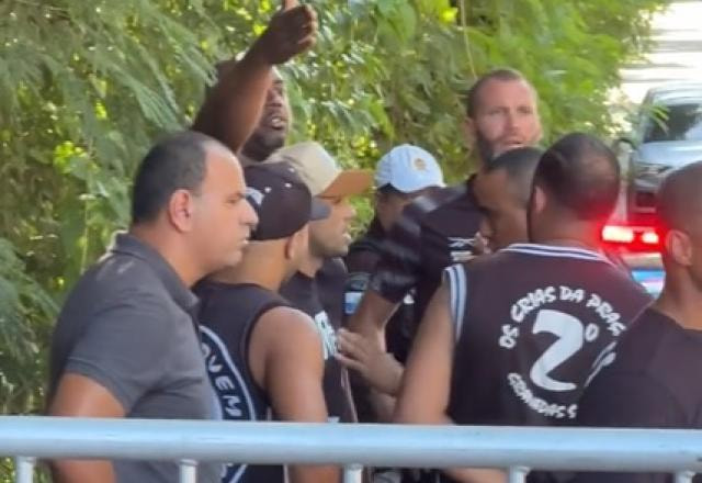 Imagem da noticia Vídeo! Torcida do Botafogo protesta no CT; Marçal e Carli param para conversar