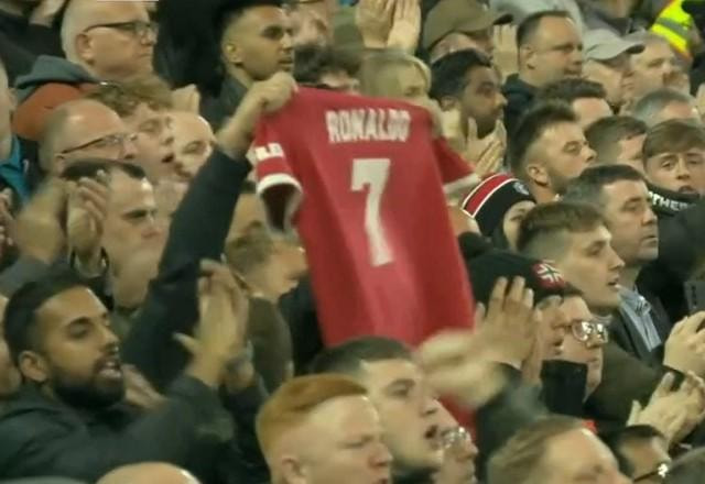 Imagem da noticia Torcida do Liverpool homenageia Cristiano Ronaldo: "Você nunca andará sozinho"