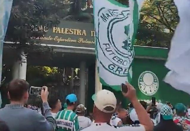 Imagem da noticia Torcida do Palmeiras protesta contra Leila Pereira: "Venda o avião e ajude o Abel"