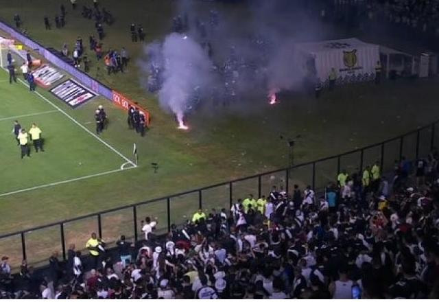 Imagem da noticia Torcida do Vasco arremessa sinalizadores em campo após revés para o Goiás