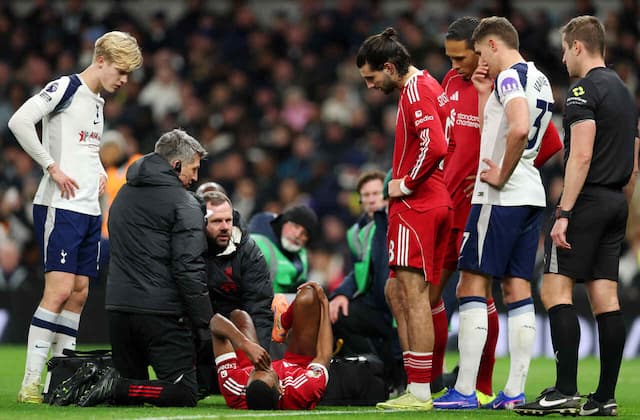 Contratação mais cara do Liverpool, Isak fratura tornozelo e passa por cirurgia Contratação mais cara do Liverpool, Isak fratura tornozelo e passa por cirurgia