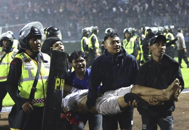Imagem da noticia Tragédia na Indonésia: ao menos 32 crianças morreram em confusão em estádio