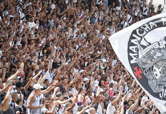 Imagem da noticia Vasco faz treino aberto, e torcida dá show em véspera de decisão com o Flamengo