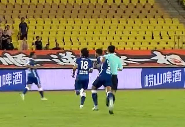 Imagem da noticia Henrique Dourado é suspenso por um ano após trombar em árbitro na China