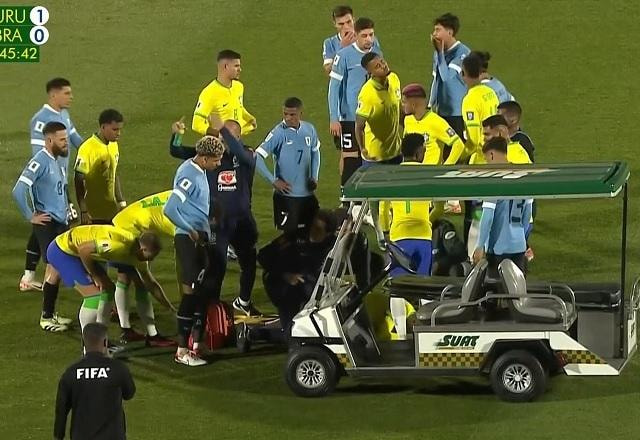 Imagem da noticia Uruguai x Brasil: Neymar sofre lesão e deixa campo de maca