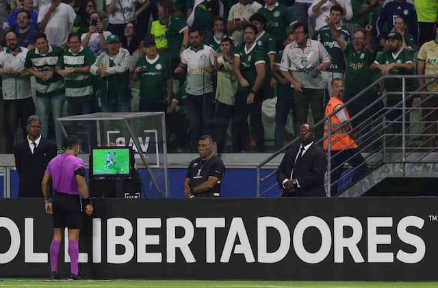 Conmebol divulga áudio do VAR em pênalti para o Palmeiras na Libertadores Conmebol divulga áudio do VAR em pênalti para o Palmeiras na Libertadores