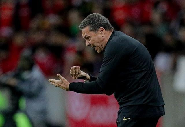 Imagem da noticia Luxemburgo lamenta empate do Corinthians com um a mais: "Fechei a casa"