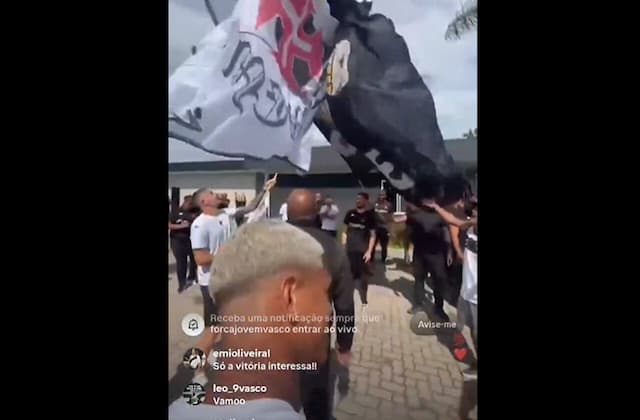 Vasco recebe apoio da torcida no CT Moacyr Barbosa antes de enfrentar o Fluminense Vasco recebe apoio da torcida no CT Moacyr Barbosa antes de enfrentar o Fluminense