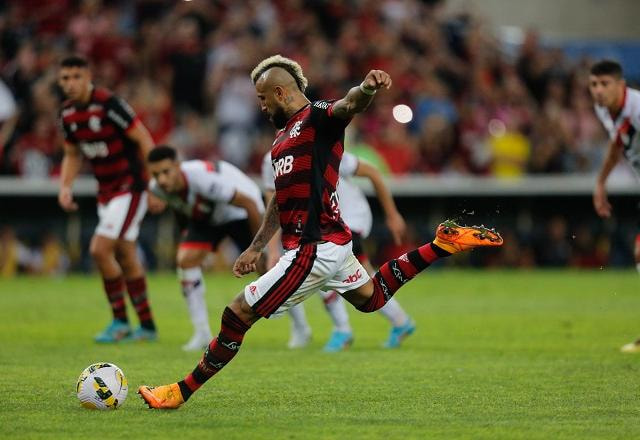 Imagem da noticia Vidal marca, Flamengo goleia Atlético-GO e entra no G4 do Brasileirão