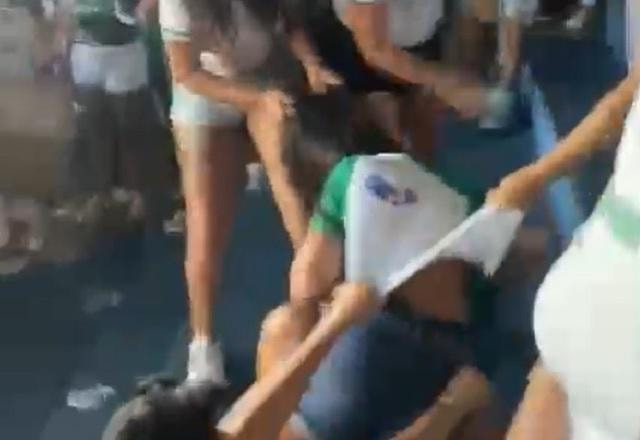 Imagem da noticia Vídeo: torcedoras brigam no Serra Dourada durante goleada do Goiás