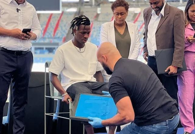 Imagem da noticia Vinícius Júnior tem pé eternizado na Calçada da Fama do Maracanã