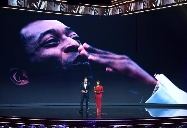 Imagem da noticia Viúva de Pelé recebe troféu de Ronaldo na cerimônia de premiação Fifa The Best