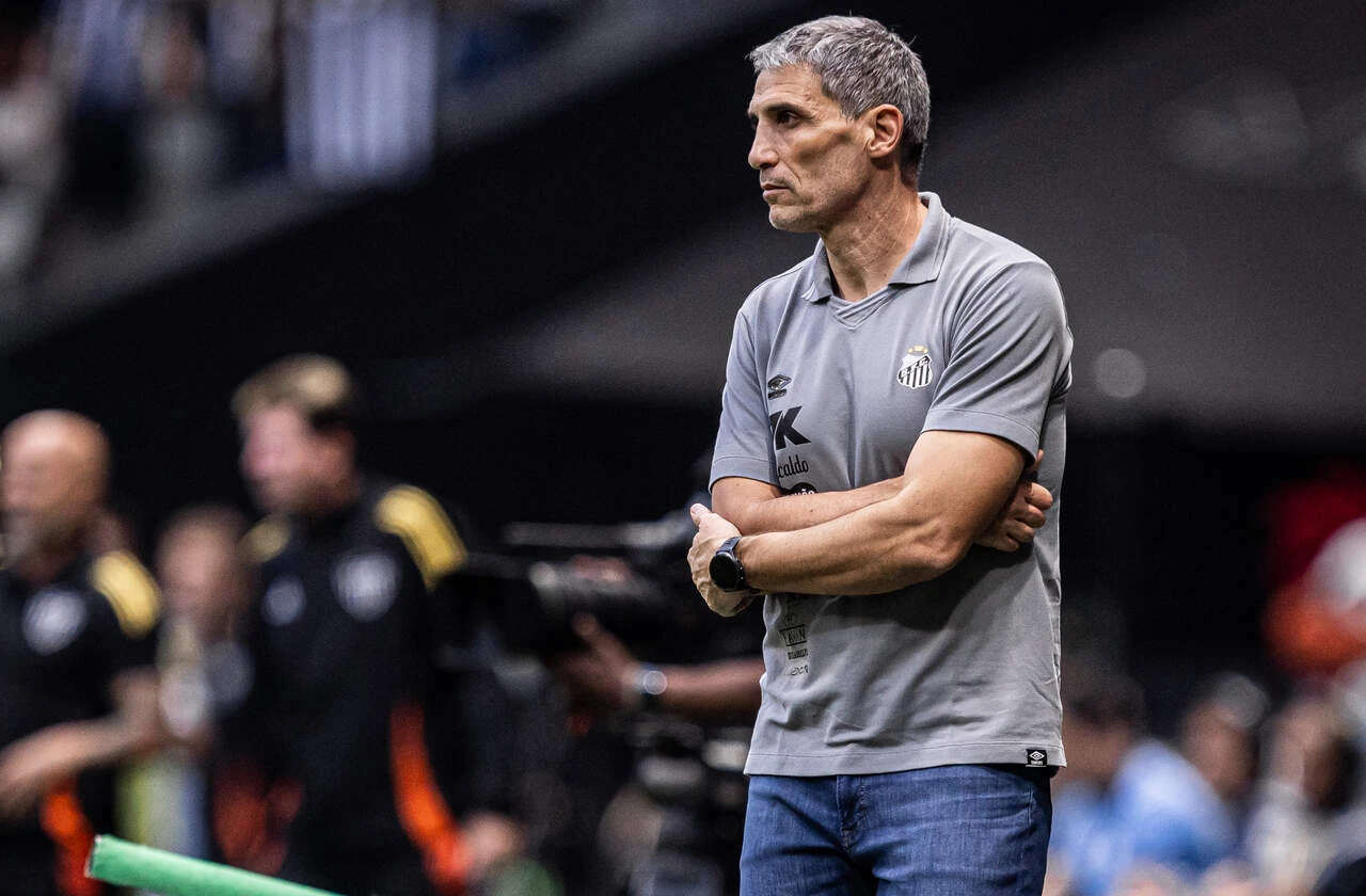 Imagem da noticia Vojvoda destaca melhor atuação do Santos e vê evolução após vitória: "Melhor partida"