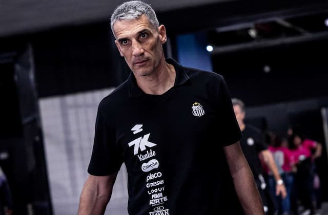 Vojvoda liga alerta para reta final do Santos no Brasileirão: "Momento de união" Vojvoda liga alerta para reta final do Santos no Brasileirão: "Momento de união"
