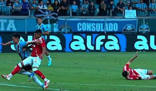 Imagem da noticia CBF divulga áudio do VAR de lance polêmico no GreNal: "Não vi nada diferente"