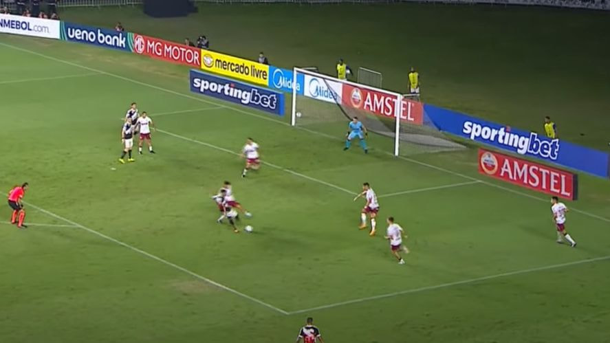 Imagem da noticia Na hora H! Vasco consegue boa jogada, mas zaga do Lanús trava chute de Jair