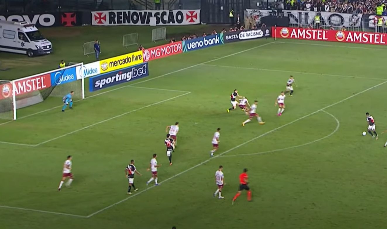 Imagem da noticia Tirou tinta! Paulinho arrisca de fora de área e bola passa muito perto da trave